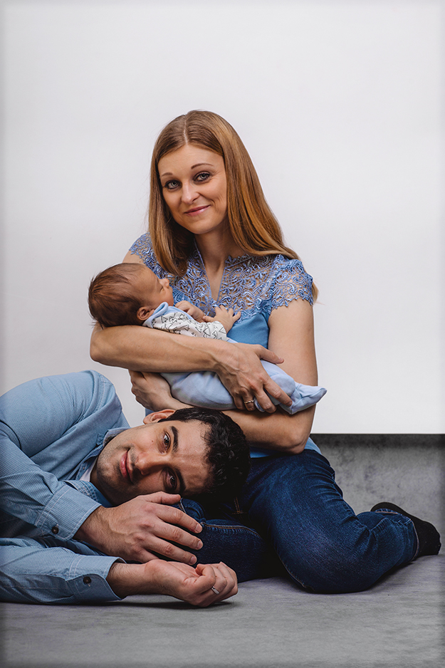 focení malého miminka s rodiči ve fotoateliéru v Praze 10 c