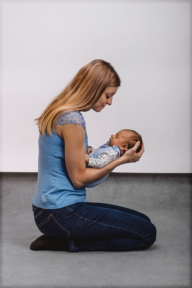 focení malého miminka s rodiči ve fotoateliéru v Praze 10 g